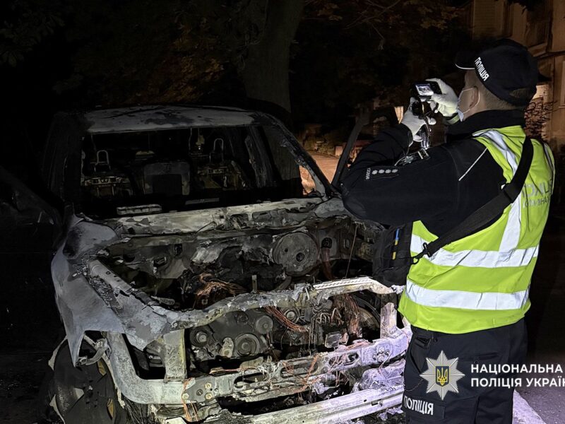 У Полтаві судили підлітка, який за гроші підпалив позашляховик