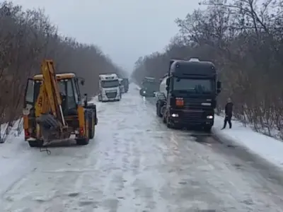 У Кременчуці через ожеледицю утворився затор із фур