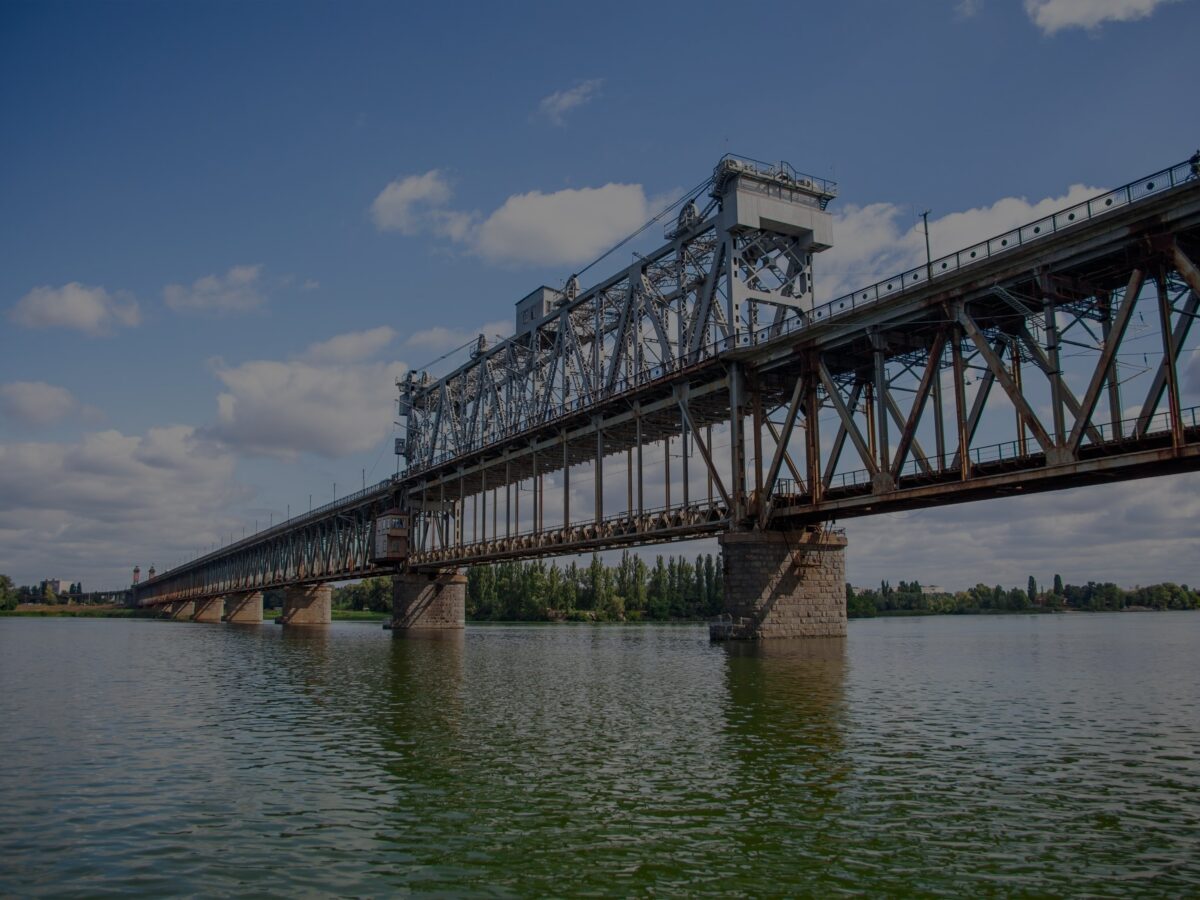 На Крюківському мосту загорілися електродроти