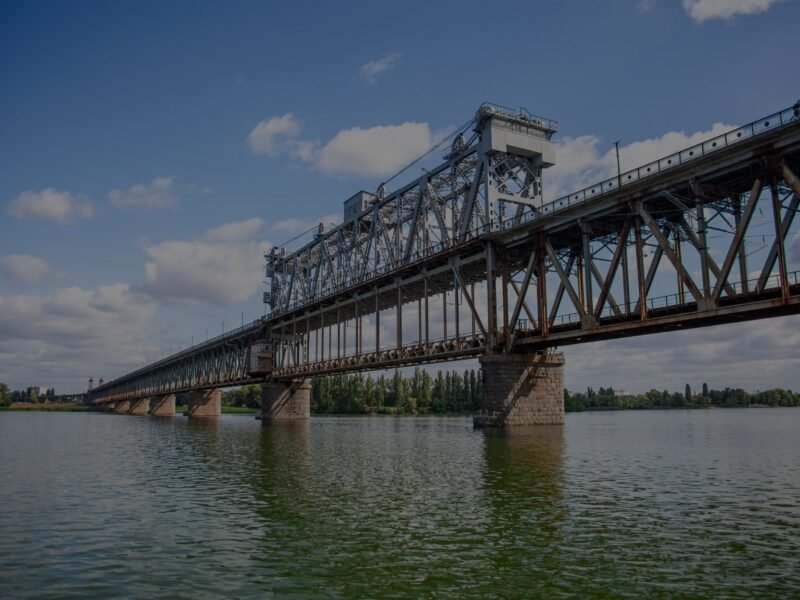 <span class="custom-bold">На Крюківському мосту загорілися електродроти</span>