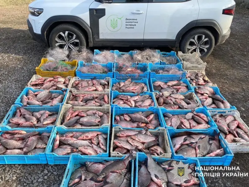 Правоохоронці витягли з Кременчуцького водосховища 600 метрів сіток із рибою