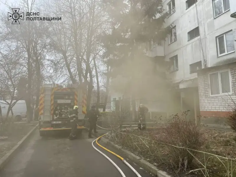 Учора в Кременчуці загорілися житловий будинок та комора у багатоповерхівці – ДСНС