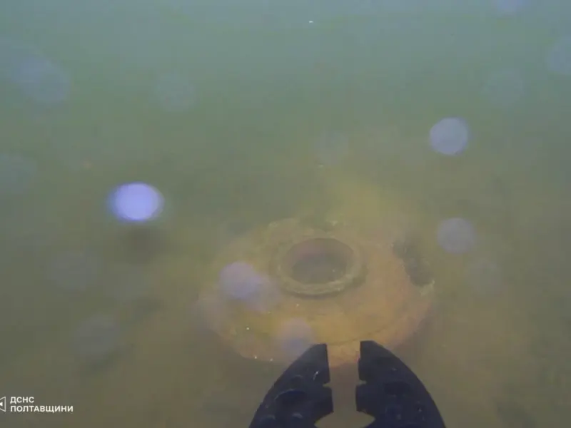 Фотофакт: у кременчуцькому озері виявили протитанкову міну