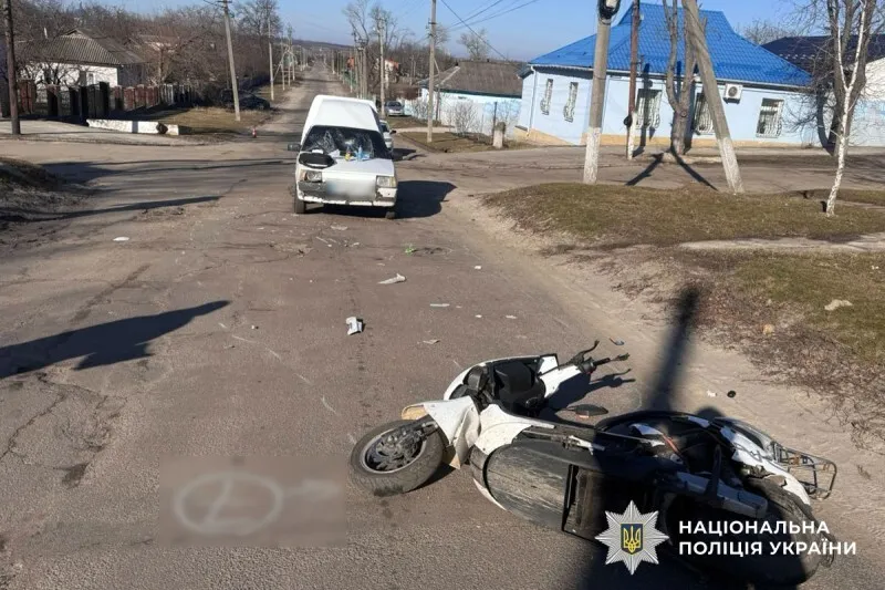 На Полтавщині автівка зіткнулася з електроскутером: постраждала жінка та дитина