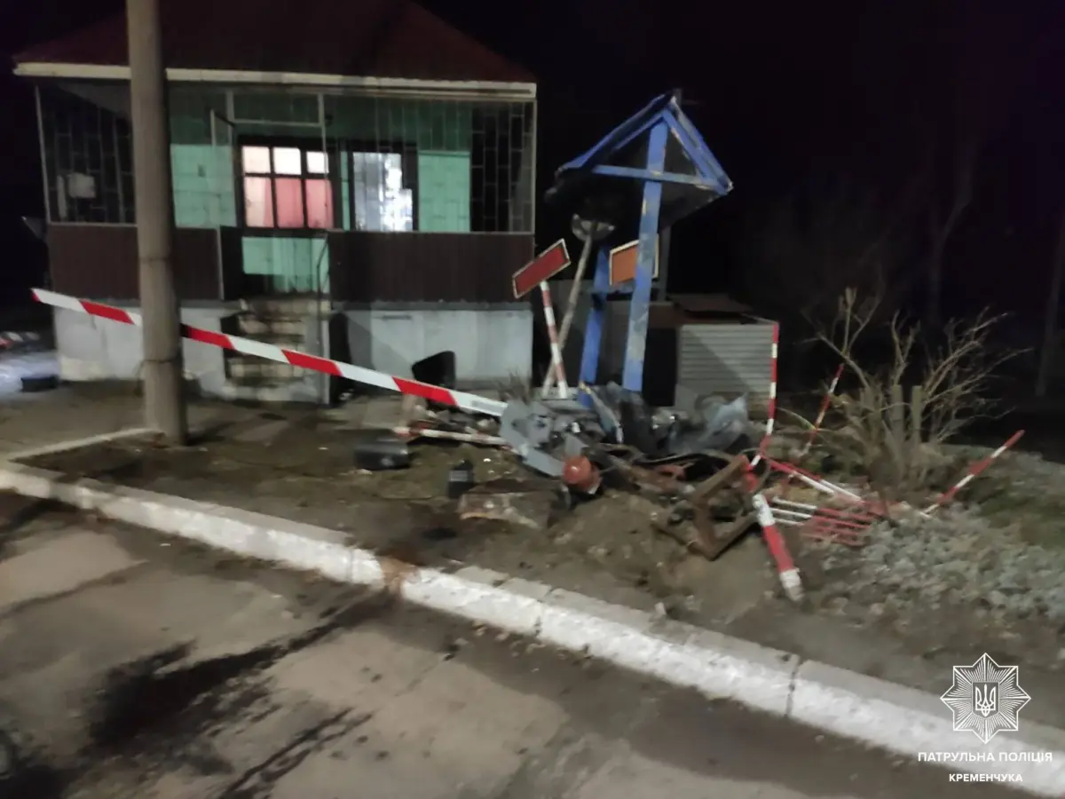 У Кременчуці п’яний водій Mazda врізався у шлагбаум і втік з місця ДТП