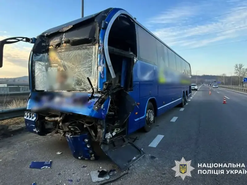 У Миргородському районі зіткнулися автобус і вантажівка: є постраждалий