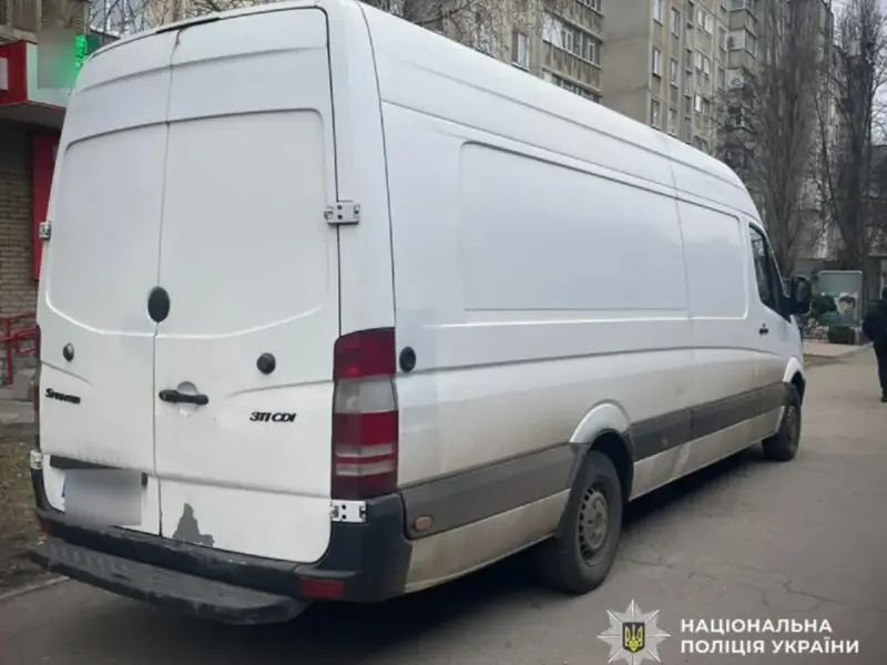 У Кременчуці білий бус наїхав на 86-річну жінку на тротуарі