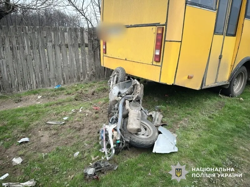На Полтавщині неповнолітній скутерист зіткнувся з автобусом: підлітка госпіталізували