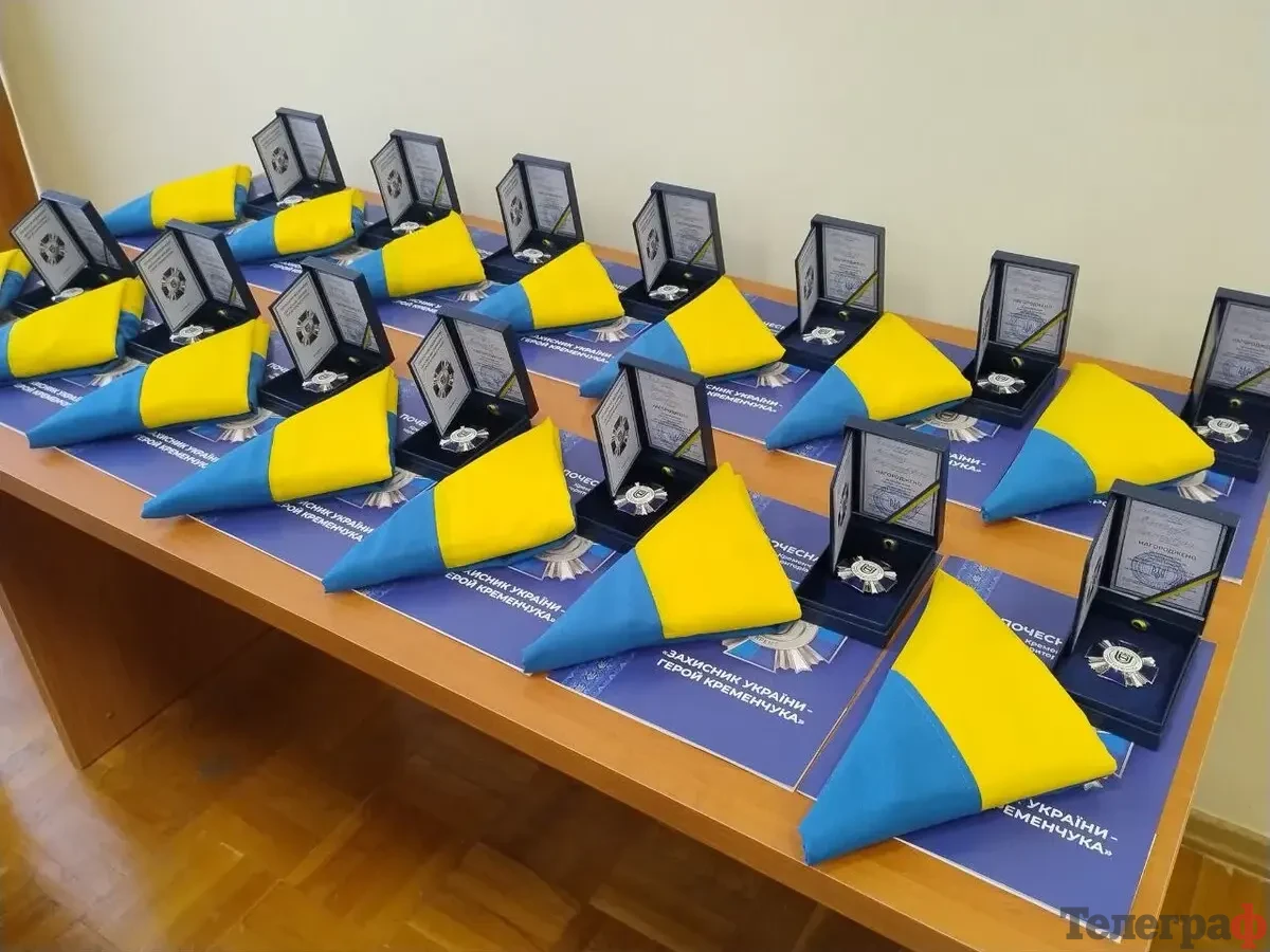 «На жаль, вони вручаються посмертно»: в Кременчуці відбулась церемонія вручення почесної відзнаки «Захисник України — герой Кременчука»