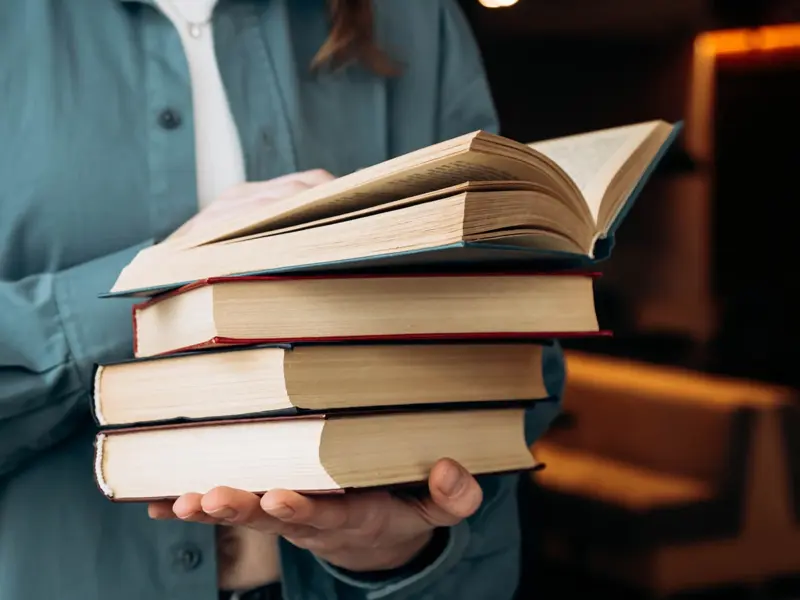 Що почитати на вихідних: добірка книжок від кременчуцької бібліотеки