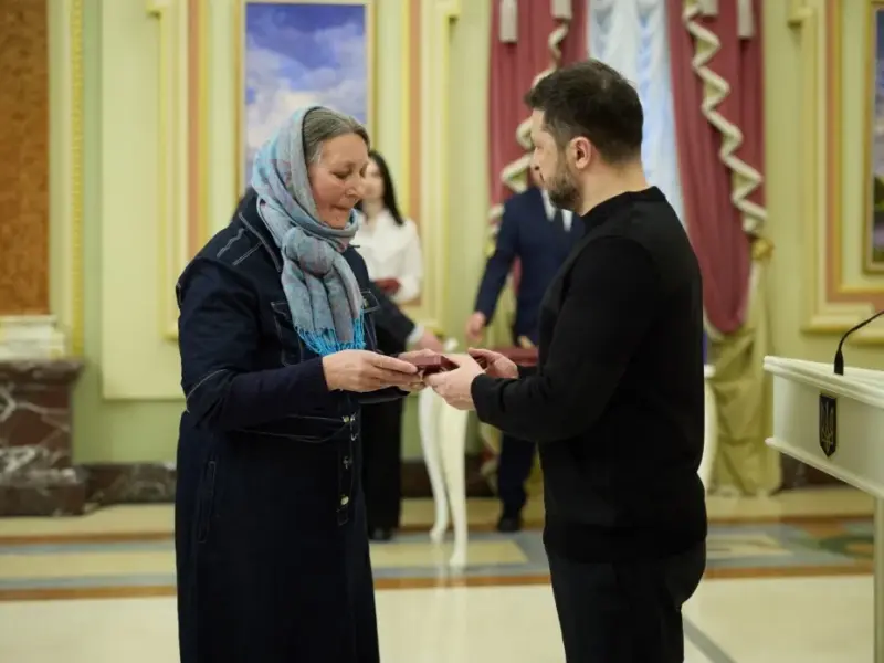 Зеленський вручив матері загиблого спортсмена з Горішніх Плавнів Олексія Хабарова орден сина <img src="https://www.telegraf.in.ua/wp-content/uploads/2026/03/gallery.svg" alt="" class="feed-icon" style="width: 20px; height: 20px; vertical-align: middle;" />
