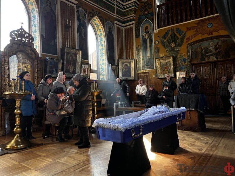 <span class="custom-bold">«Ми ж більше його ніколи не побачимо»: у Кременчуці попрощалися із захисником України Максимом Козубенком</span> <img src="https://www.telegraf.in.ua/wp-content/uploads/2026/03/gallery.svg" alt="" class="feed-icon" style="width: 20px; height: 20px; vertical-align: middle;" />