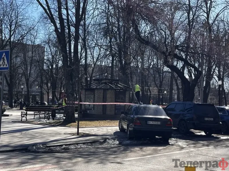 Фотофакт: охоронну споруду у сквері Бабаєва відновлюють <img src="https://www.telegraf.in.ua/wp-content/uploads/2026/03/gallery.svg" alt="" class="feed-icon" style="width: 20px; height: 20px; vertical-align: middle;" />