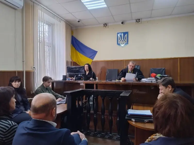 <span class="custom-bold">Записи на диску пошкоджені: суд у справі загиблої внаслідок падіння дерева у дитсадку дівчинки не зміг переглянути відеодокази</span>