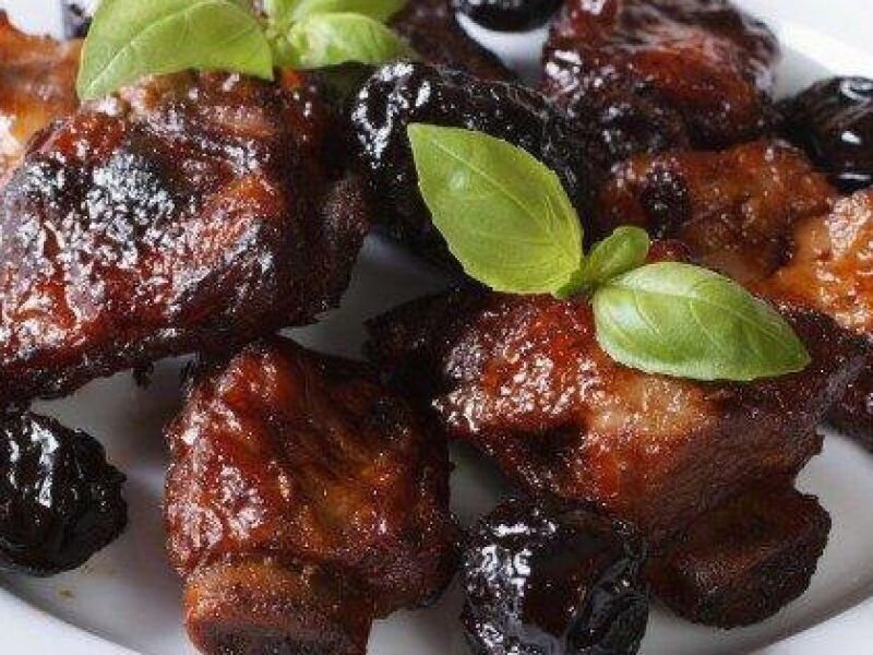 Свинячі ребра в соусі із чорносливом – готуємо на Великдень з газетою «Для дому і сім’ї»