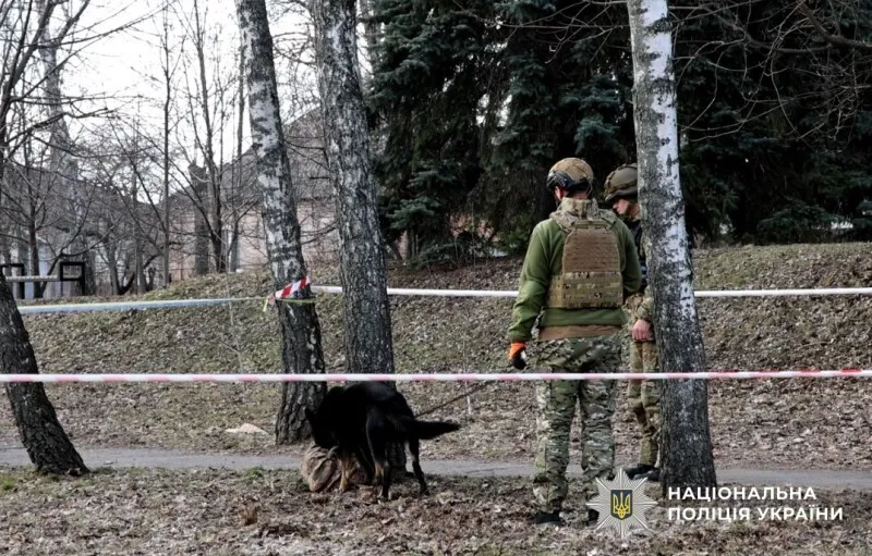 У Лубнах на площі покинули підозрілий рюкзак <img src="https://www.telegraf.in.ua/wp-content/uploads/2026/03/gallery.svg" alt="" class="feed-icon" style="width: 20px; height: 20px; vertical-align: middle;" /> <img src="https://www.telegraf.in.ua/wp-content/uploads/2026/03/video.svg" alt="" class="feed-icon" style="width: 20px; height: 20px; vertical-align: middle;" />