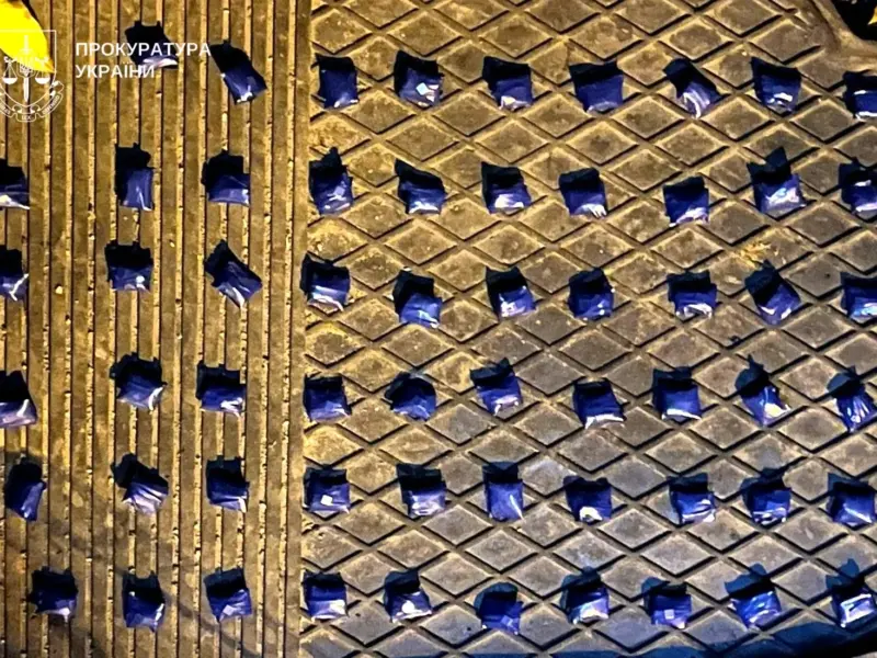 У Полтаві двоє чоловіків розкладали закладки з наркотиками на подвір’ї школи — прокуратура