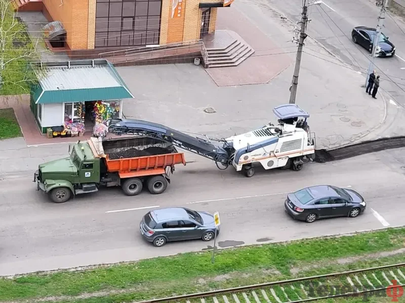 У центрі Кременчука зрізають асфальт — рух ускладнений <img src="https://www.telegraf.in.ua/wp-content/uploads/2026/03/gallery.svg" alt="" class="feed-icon" style="width: 20px; height: 20px; vertical-align: middle;" /> <img src="https://www.telegraf.in.ua/wp-content/uploads/2026/03/video.svg" alt="" class="feed-icon" style="width: 20px; height: 20px; vertical-align: middle;" />