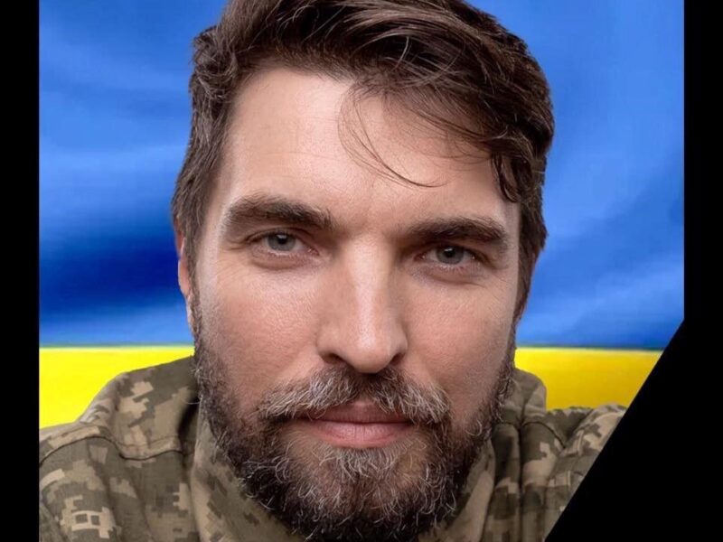 Схилившись на коліно, Кременчуччина попрощалася з військовим Костянтином Балюком