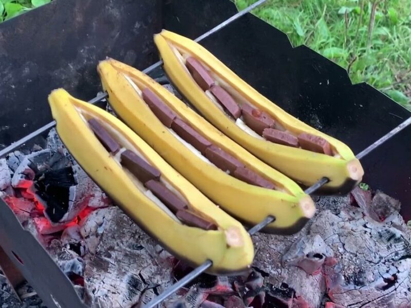 Простий десерт для пікніка або дачі: як приготувати банани з шоколадом на мангалі