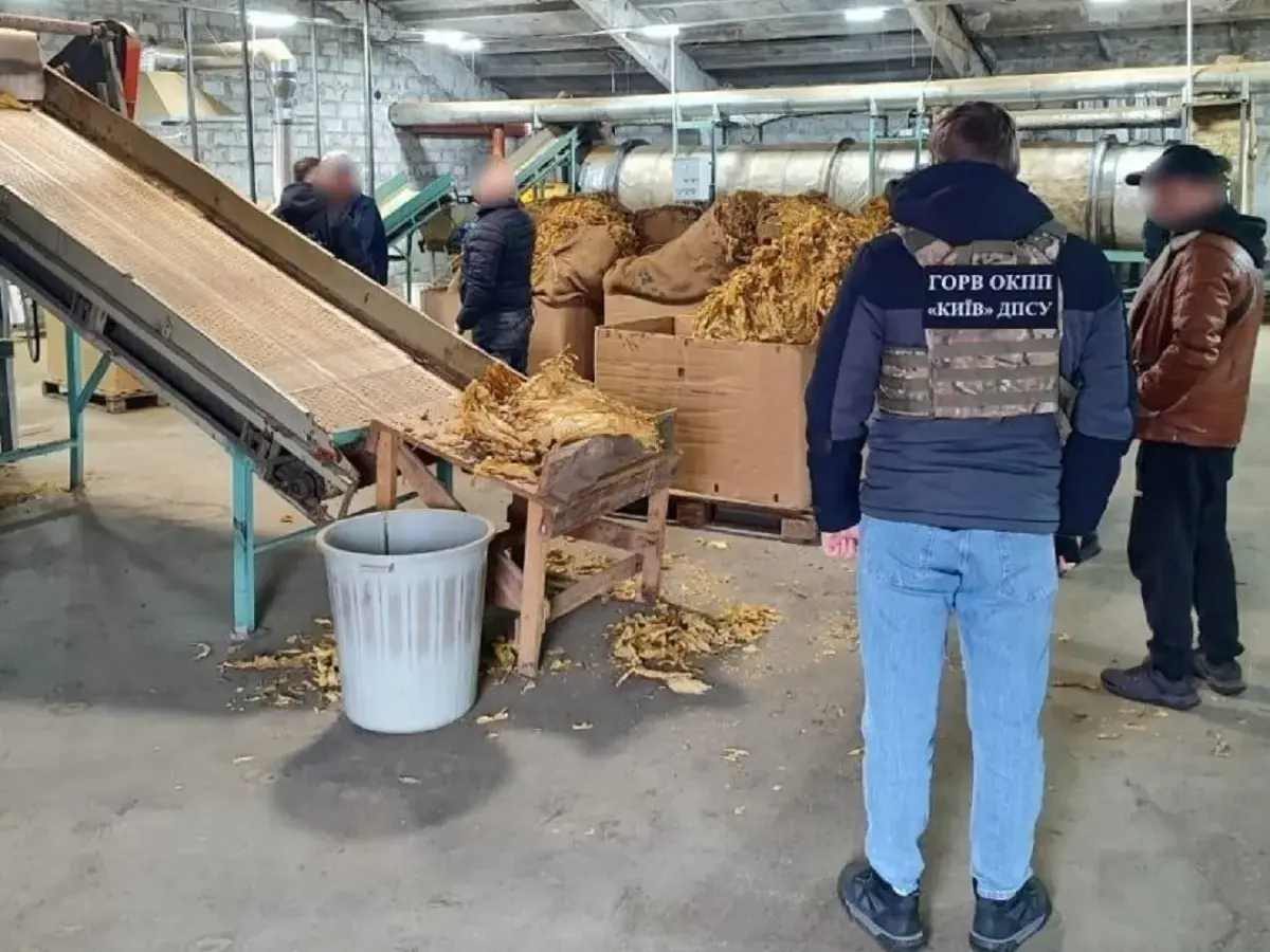 250 тисяч пачок цигарок і тисячі літрів алкоголю: у справі кременчуцького цеху 11 людей отримали підозри