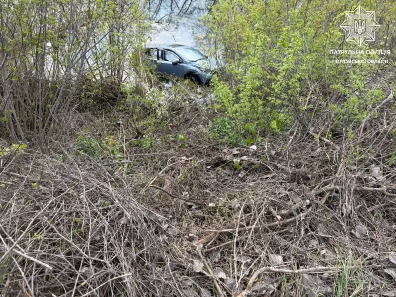 У Полтаві легковик злетів у водойму після ДТП