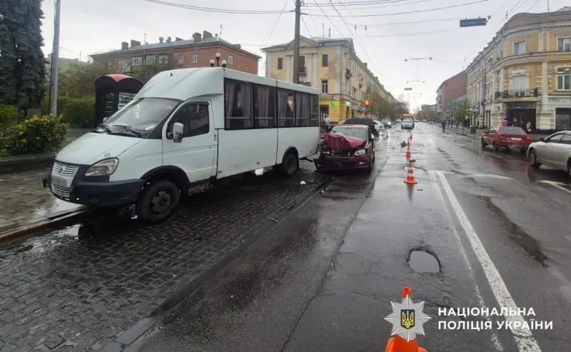 У Полтаві сталася ДТП за участі двох авто та автобуса: є постраждала