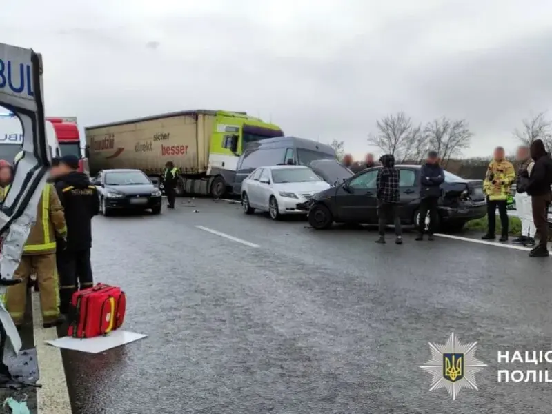 Автотроща на трасі Київ-Харків: зіткнулися щонайменше 6 автівок