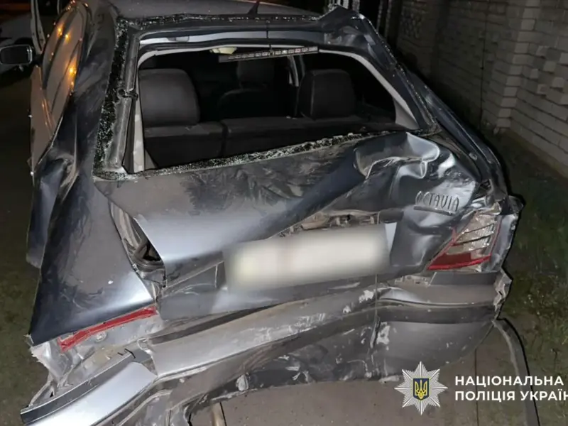 На Полтавщині п’яний водій врізався в електроопору та авто: є постраждалий