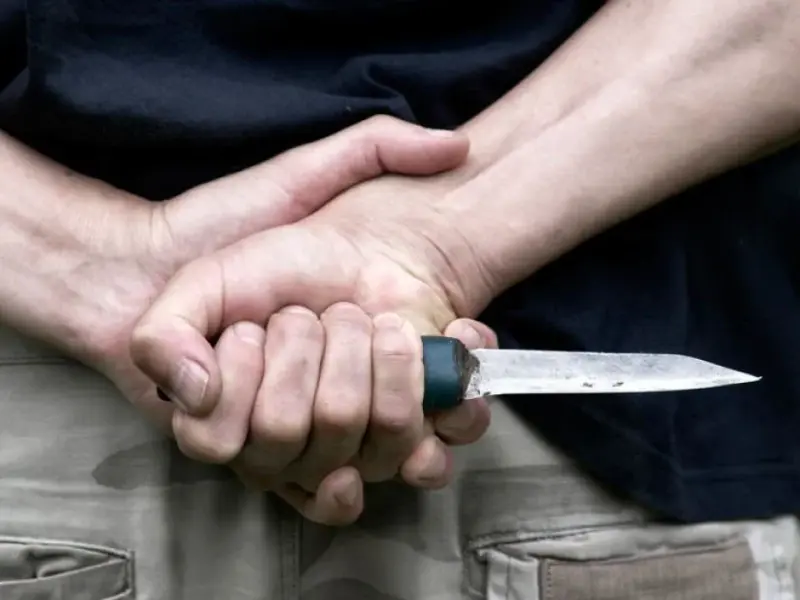 На Кременчуччині чоловік із ножем пошкодив авто і ворота під час п’яного конфлікту