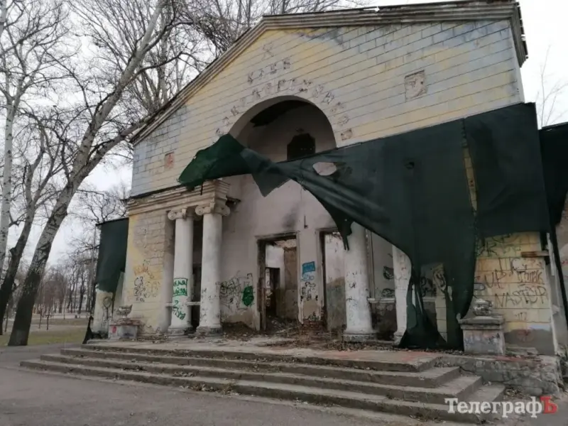 Занедбану будівлю у Міському саду перетворили на звалище гілок та опалого листя
