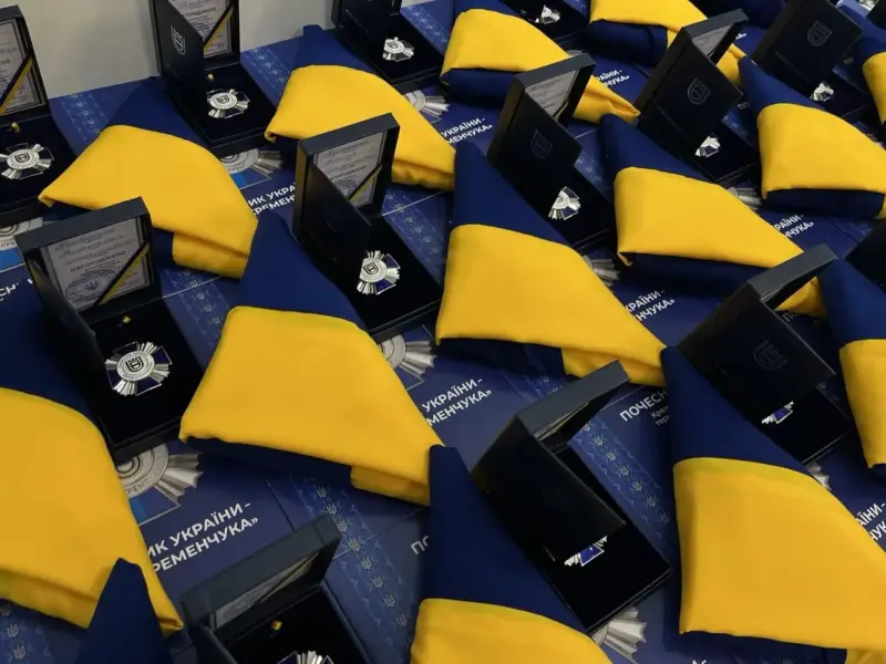 <span class="custom-bold">«Ми в неоплатному боргу перед вами»: у Кременчуці родинам загиблих військових вручили посмертні відзнаки</span> <img src="https://www.telegraf.in.ua/wp-content/uploads/2026/03/gallery.svg" alt="" class="feed-icon" style="width: 20px; height: 20px; vertical-align: middle;" />