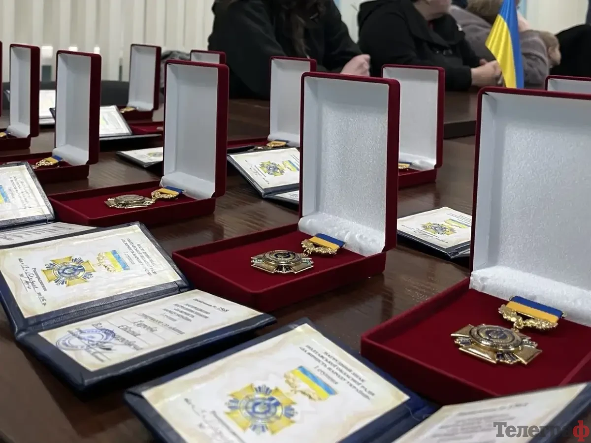 «Я молюсь і вірю, що він повернеться»: у Кременчуці родинам зниклих безвісти воїнів передали почесні відзнаки