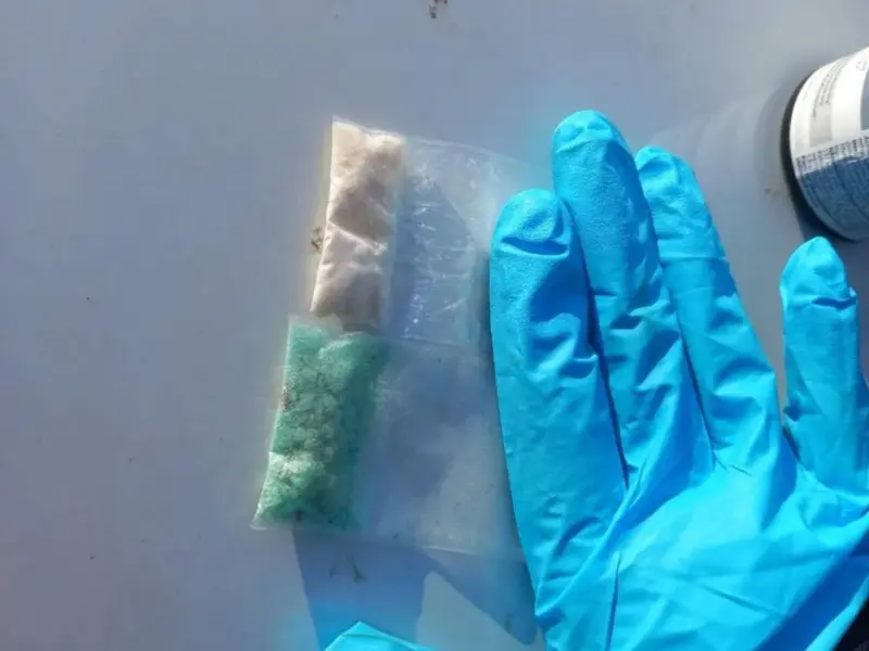 У Кременчуці патрульні знайшли у чоловіка на вулиці два зіп-пакети з наркотиками