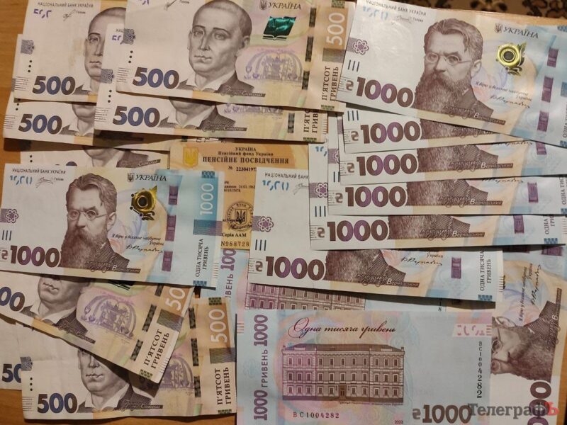 У Верховній Раді пропонують урізати зарплати чиновникам, щоб підвищити розміри пенсій та соцвиплат