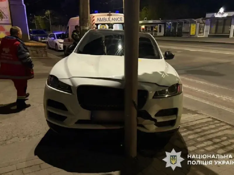 У Кременчуці водій Jaguar помер після зіткнення із зупинкою