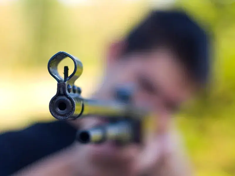 У Кременчуці чоловік вистрілив із балкона у жінку: йому повідомили про підозру