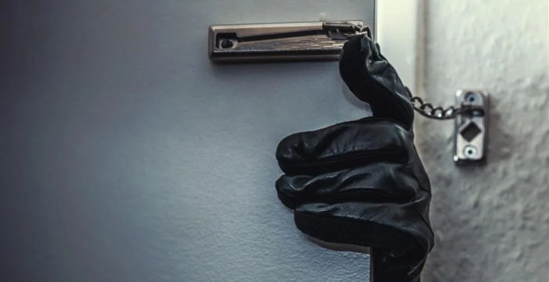 У Кременчуці чоловік увірвався до будинку та пограбував людей: вирок суду