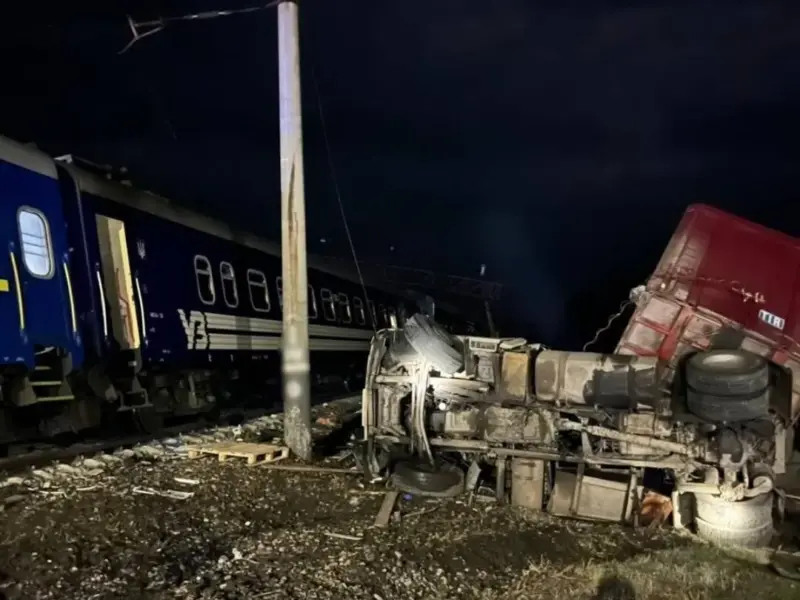 Під Харковом у поїзд «Харків–Полтава» врізалася вантажівка — поліція