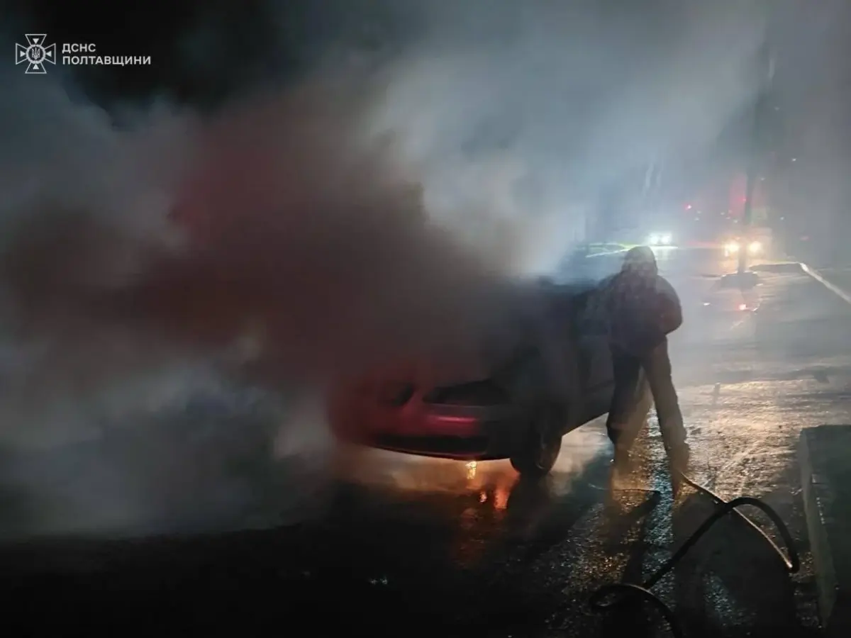 У Кременчуці вночі горів легковик: рятувальники підозрюють підпал