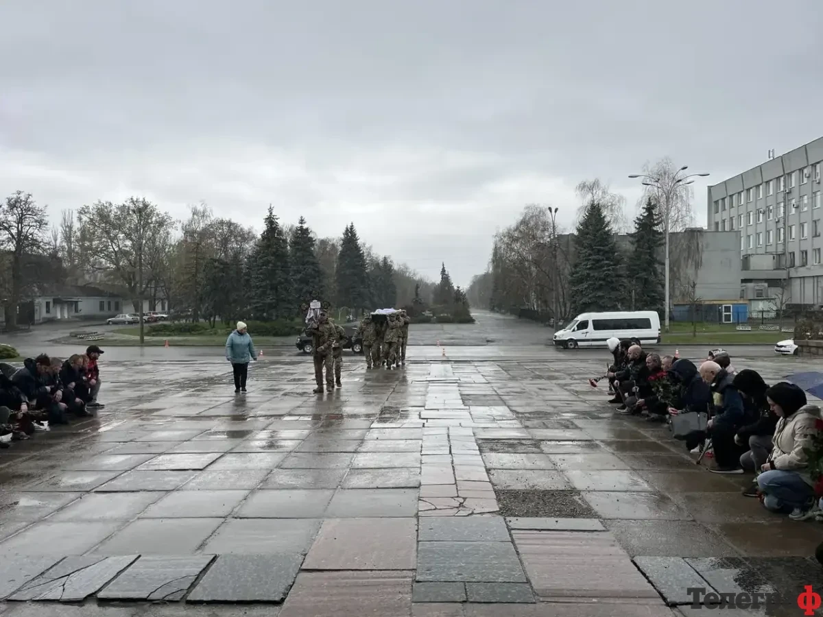 «Навіть небо за ним плаче»: Кременчук попрощався з захисником України Павлом Комарницьким 