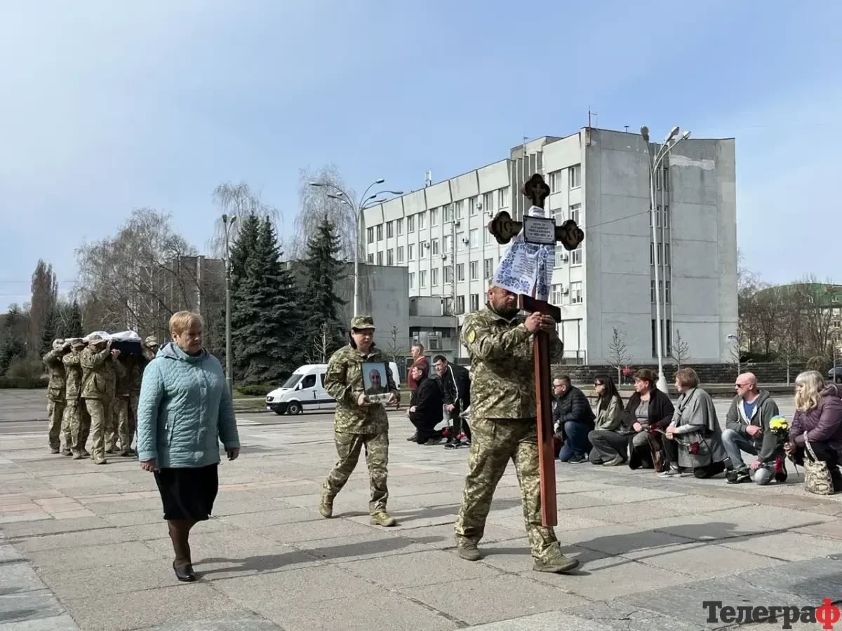 «Він загинув як герой»: у Кременчуці попрощалися із захисником України Володимиром Сєріковим