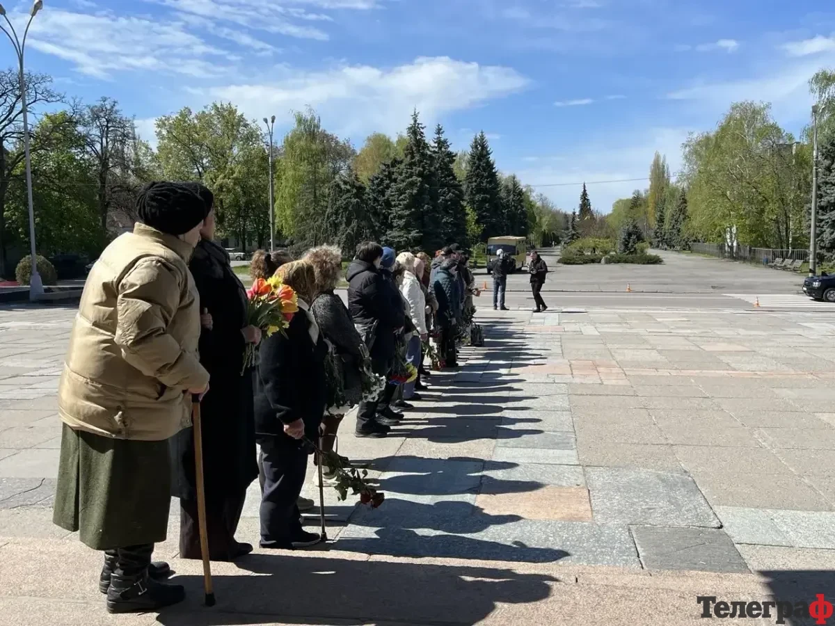 «Навіть коли він був спокійним він був воїном»: у Кременчуці попрощались з загиблим захисником Сергієм Харченком