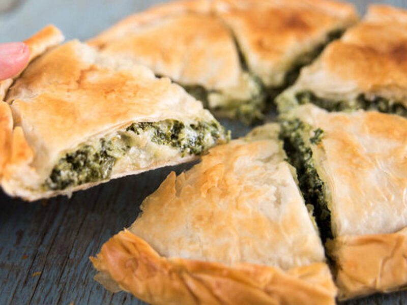 Готуємо за газетою «Для дому і сім’ї»: солоний пиріг з черемшею та бринзою