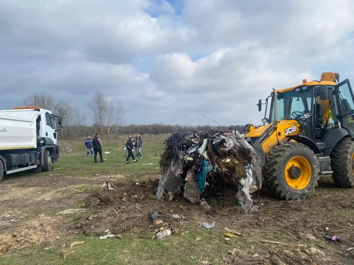 У Кременчуцькому районі почали прибирати стихійне сміттєзвалище