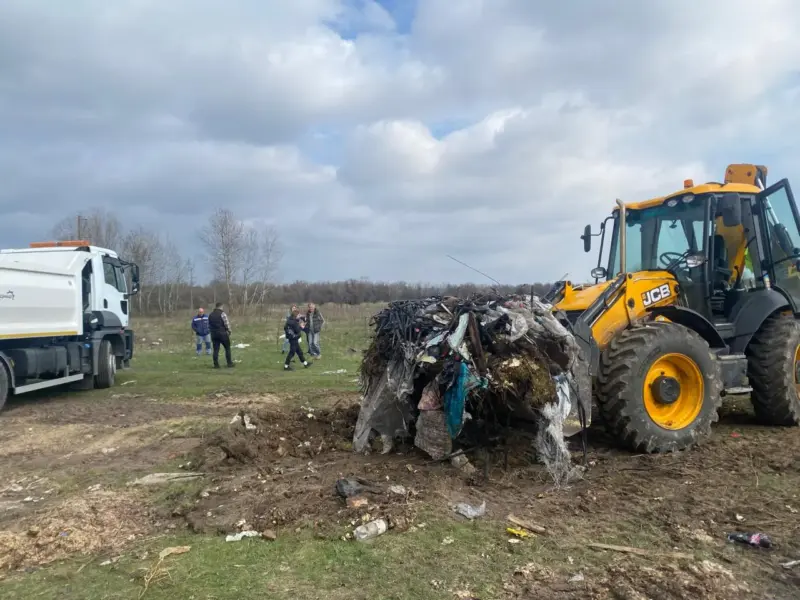 У Кременчуцькому районі почали прибирати стихійне сміттєзвалище