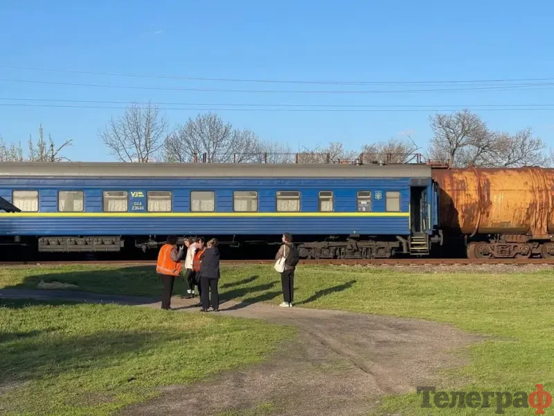 Поїзд «Кременчук-Перемишль» зупинили через повітряну тривогу – пасажирів евакуювали на безпечну відстань