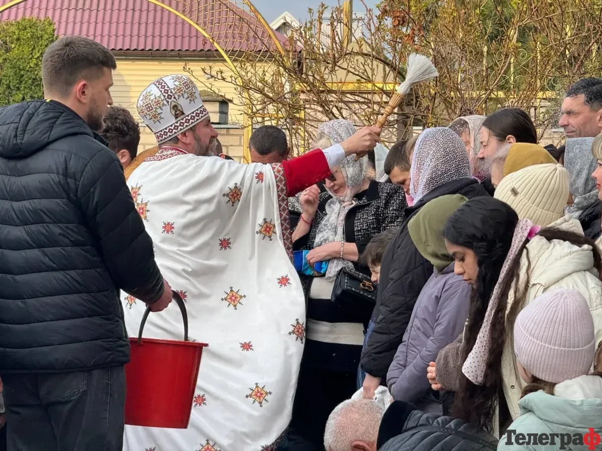 У Кременчуці віряни освячують великодні кошики біля храмів