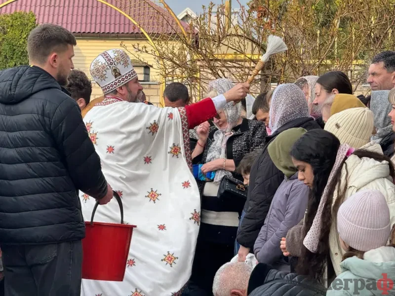 У Кременчуці віряни освячують великодні кошики біля храмів