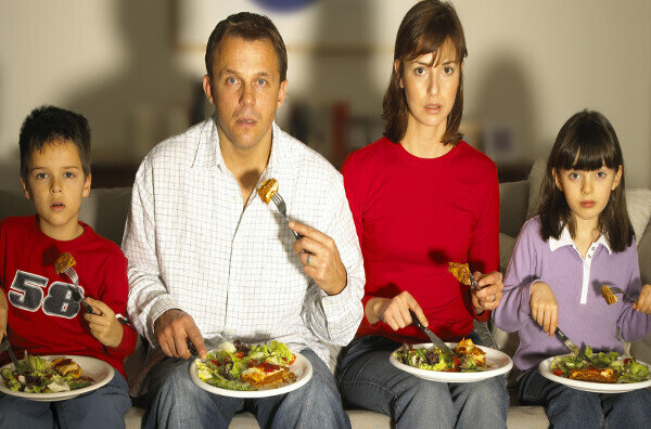 Чи можна їсти перед телевізором: звичка, яка здається невинною, але має наслідки